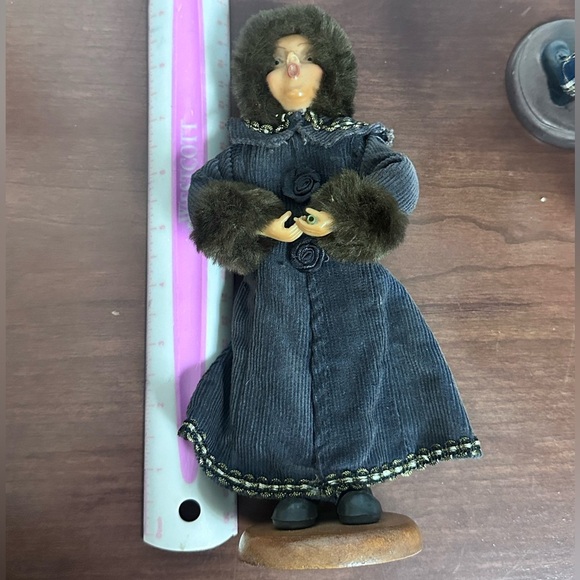 Vintage Christmas Carolers Figurine, Lot of 5 - Picture 5 of 5